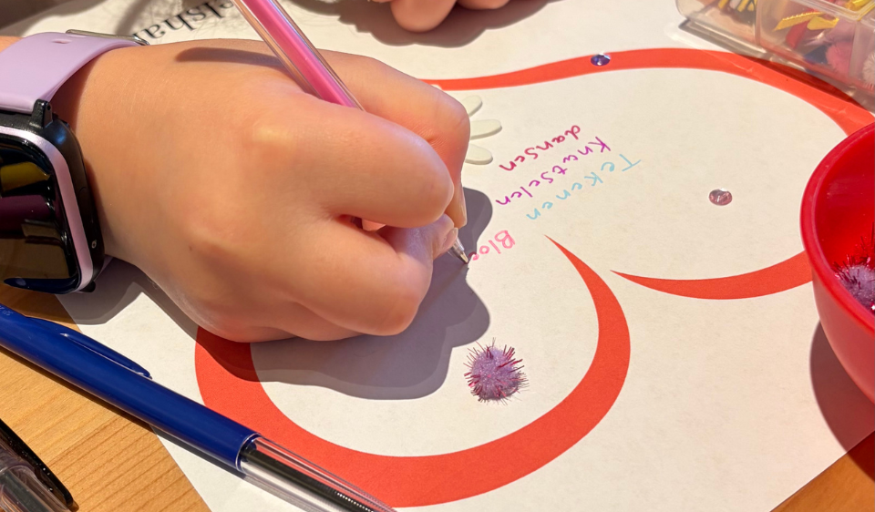 “Kind met vlieger als beeld voor jouw droom die vorm krijgt in de workshop ‘Zoek het lekker zelf uit’”